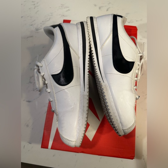 Nike Cortez size 8.5Womens 7Youth black and white - Picture 3 of 9